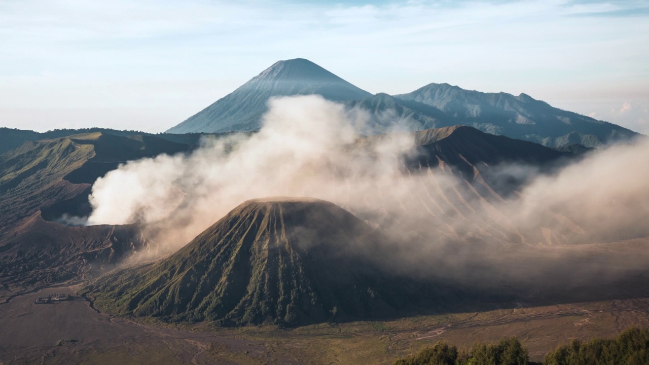 印度尼西亚东爪哇岛活跃的布罗默火山冒烟的火山口的时间间隔视图视频素材