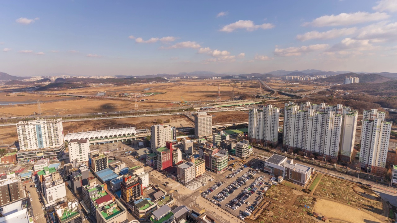 韩国京畿道始兴市月阁区附近的岭东高速公路、月阁站、公寓园区、菜园、公园和停车场视频素材