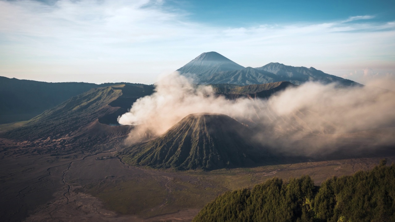 印度尼西亚东爪哇岛活跃的布罗默火山冒烟的火山口的时间间隔视图视频素材