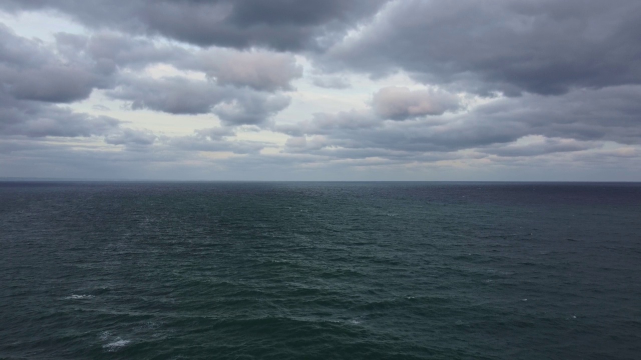 戏剧性的天空在暴风雨的黑暗的海，鸟瞰图视频素材