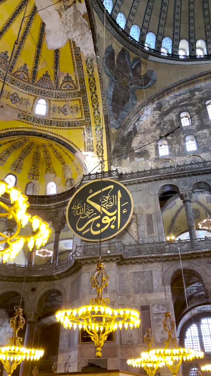 圣索菲亚大清真寺(Ayasofya-i Kebir Cami-i Şerifi)内部有美丽的枝形吊灯，土耳其伊斯坦布尔视频素材