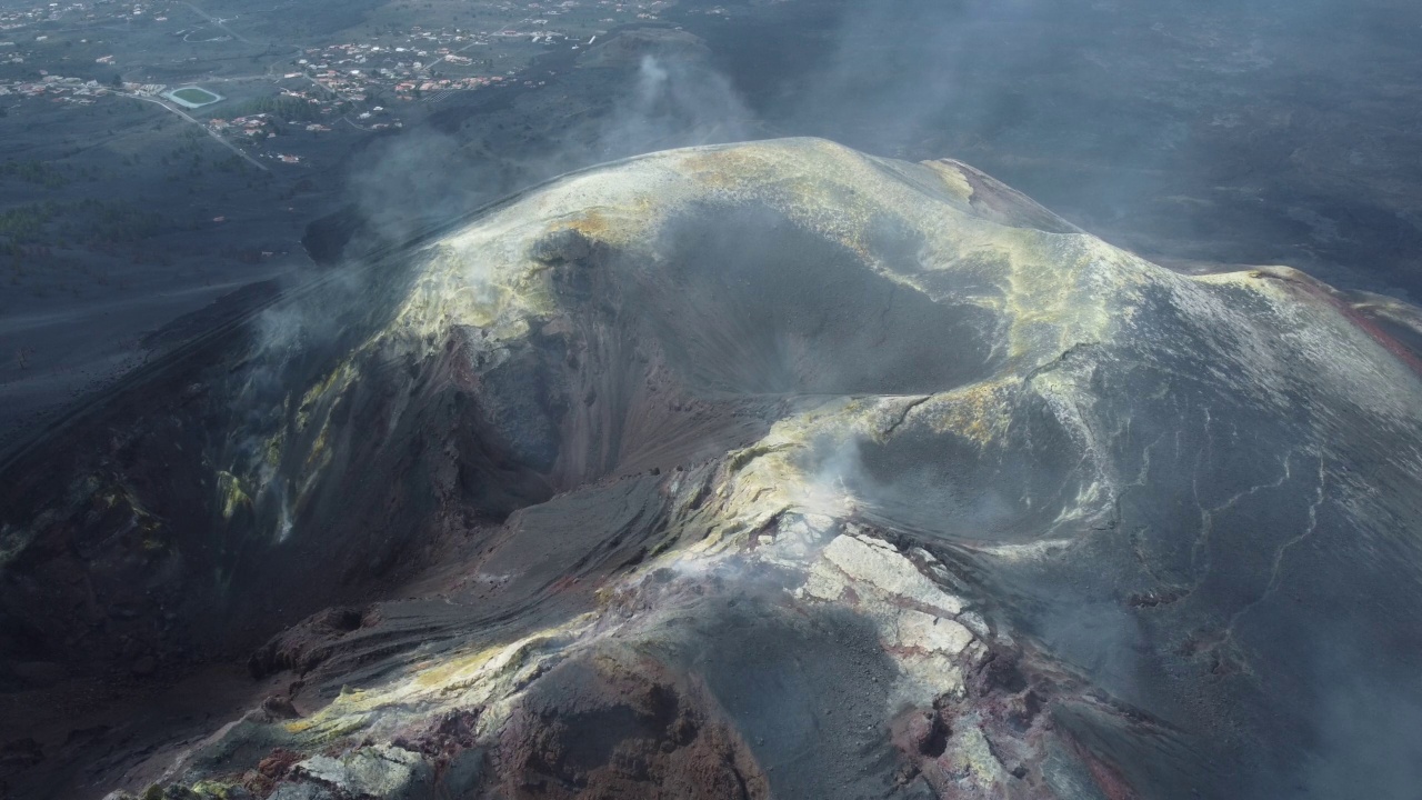 火山喷发。Tajogaite火山(Cumbre Vieja)泄气的火山口鸟瞰图。视频素材