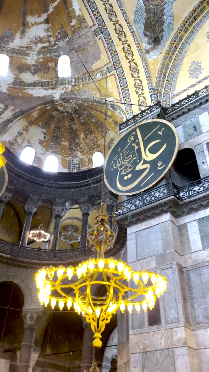 圣索菲亚大清真寺(Ayasofya-i Kebir Cami-i Şerifi)内部有美丽的枝形吊灯，土耳其伊斯坦布尔视频素材