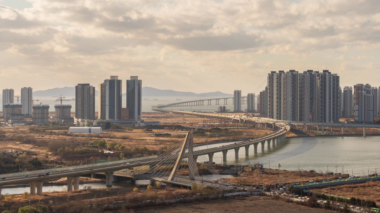 松岛国际城，仁川大桥，艺术中心桥，高速公路，西海和公寓大楼在白天/延寿区，韩国仁川视频素材