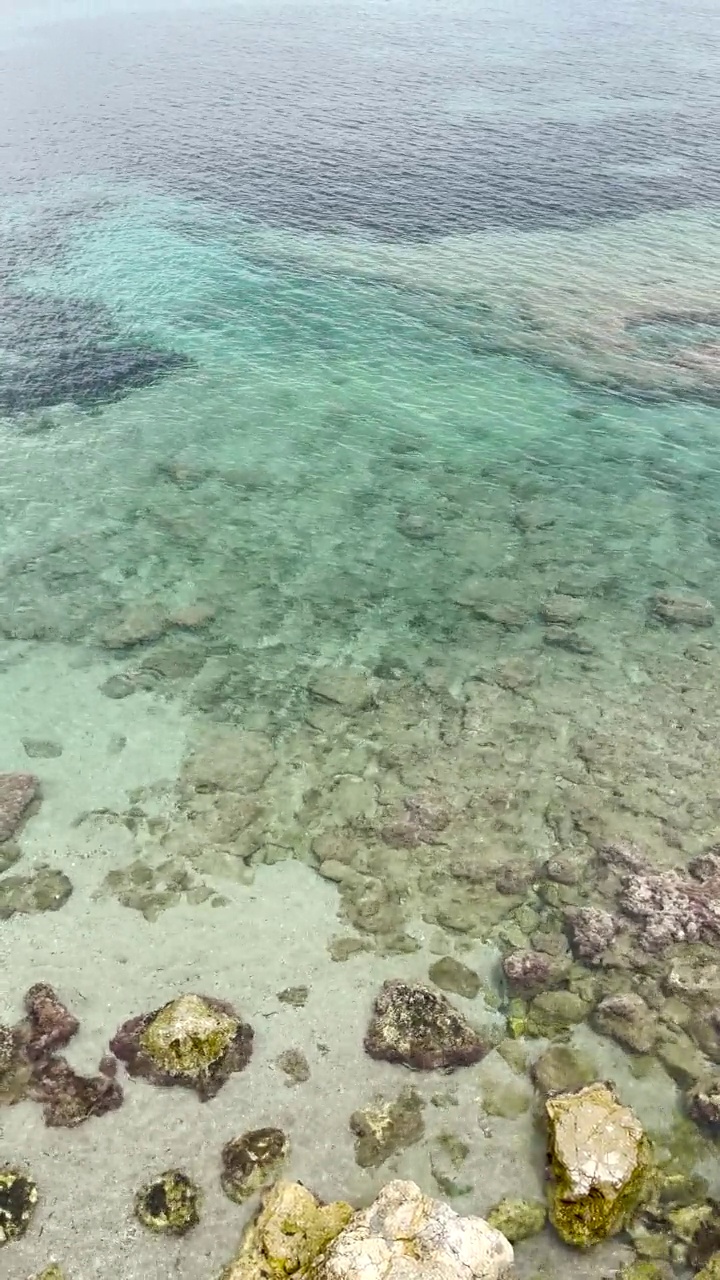 从上面看，海水透明而平静视频素材