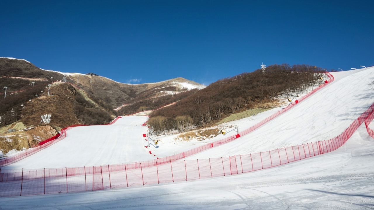 这个滑雪胜地有蓝天白云视频下载