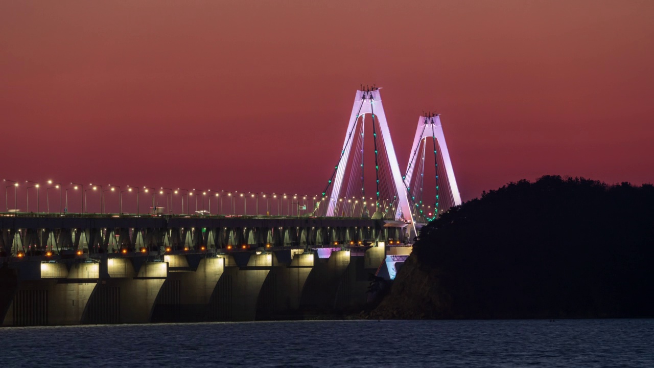 夜晚的仁川大桥和仁川国际机场高速公路的日落景色/韩国仁川视频素材