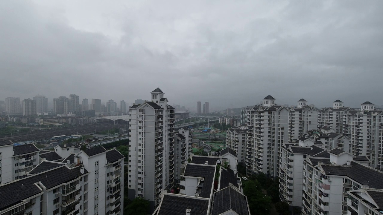 中国福建省福州市雨中的城市景观视频素材