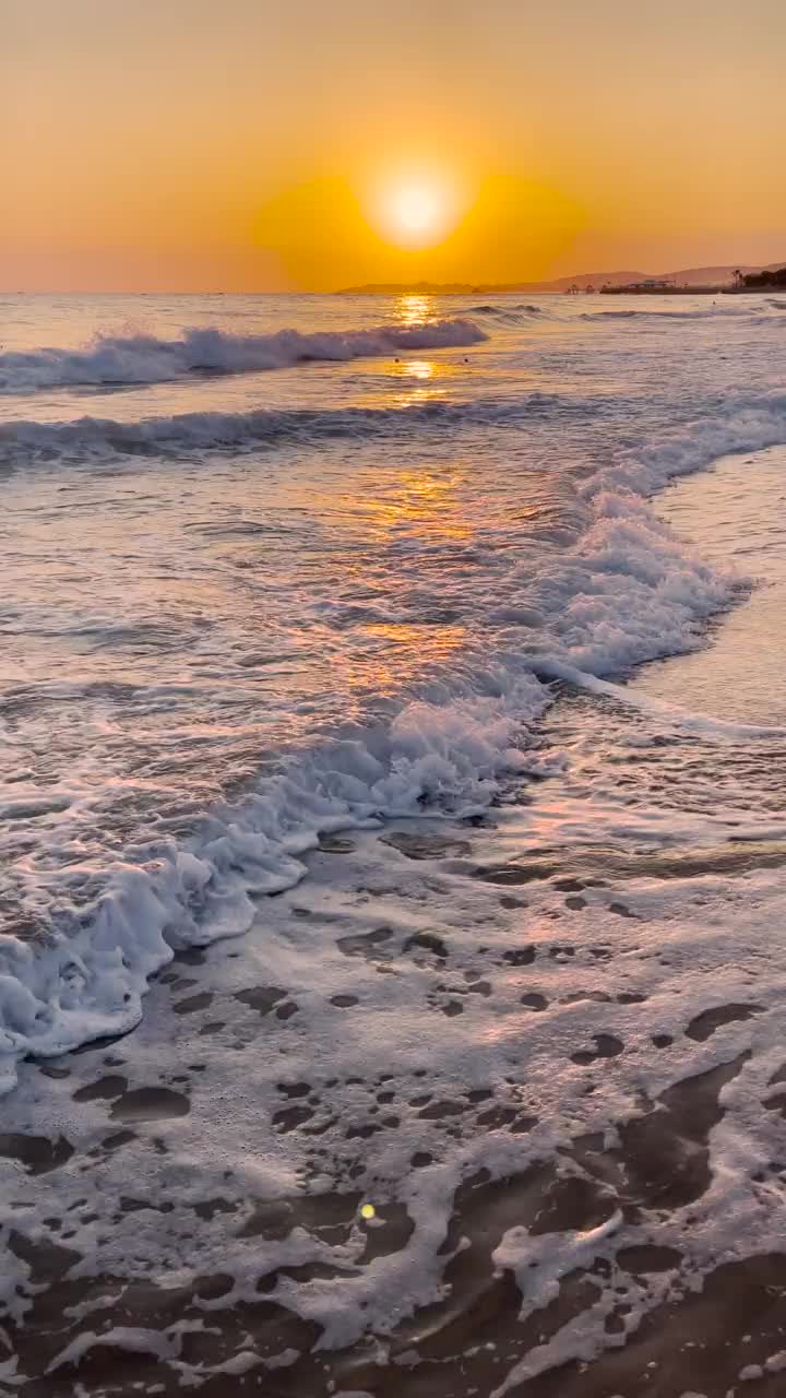 地中海上美丽的日落和海浪视频素材