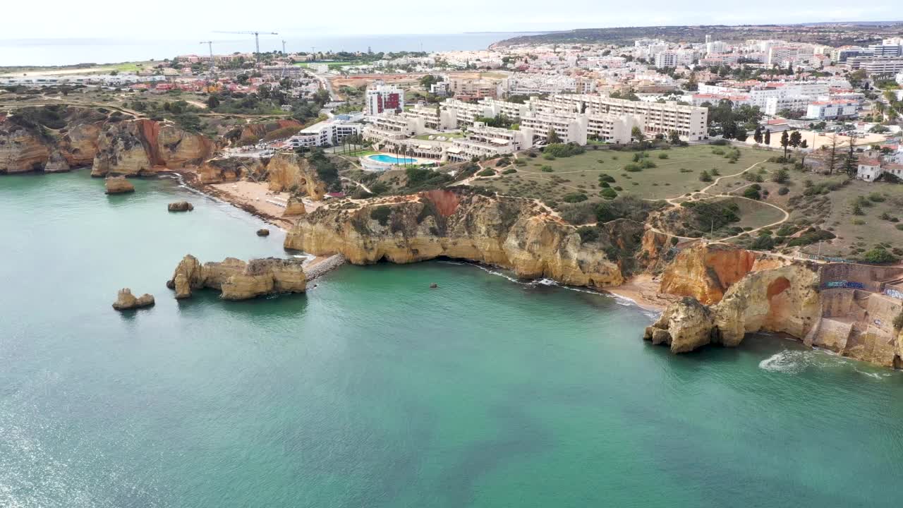 美丽的拉各斯市位于葡萄牙的阿尔加维。旅游旅游目的地，以岩石和洞穴闻名。视频素材