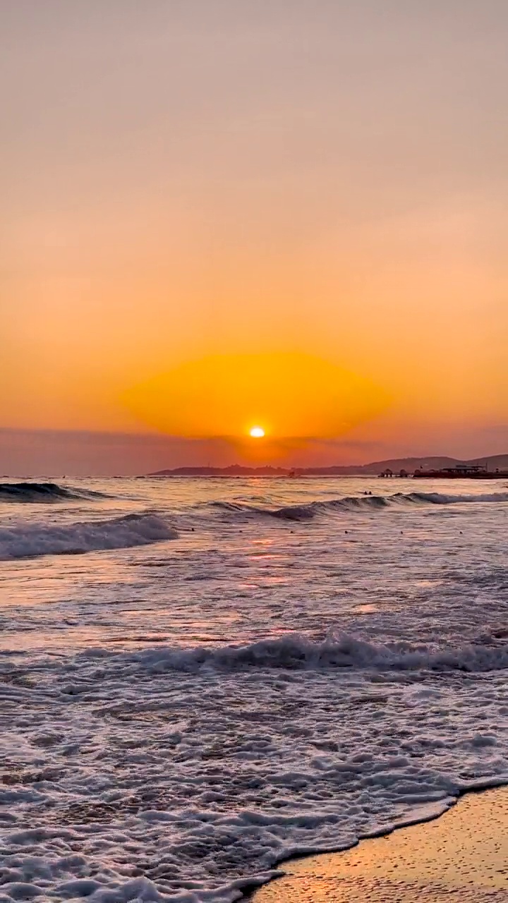 地中海上美丽的日落和海浪视频素材