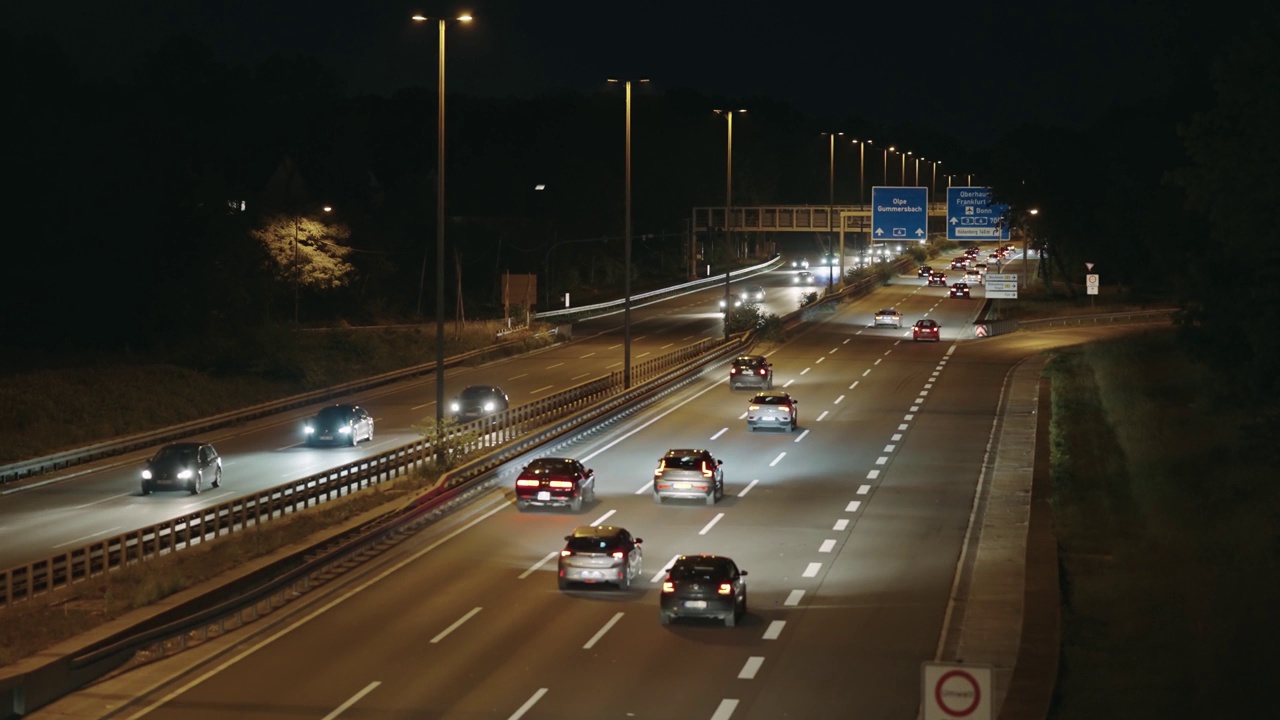 夜间，德国科隆的高速公路上行驶着汽车视频素材