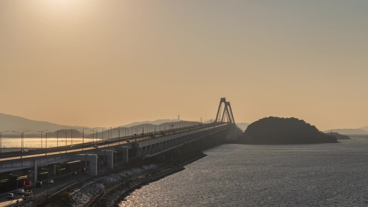 夜晚的仁川大桥和仁川国际机场高速公路的日落景色/韩国仁川视频素材