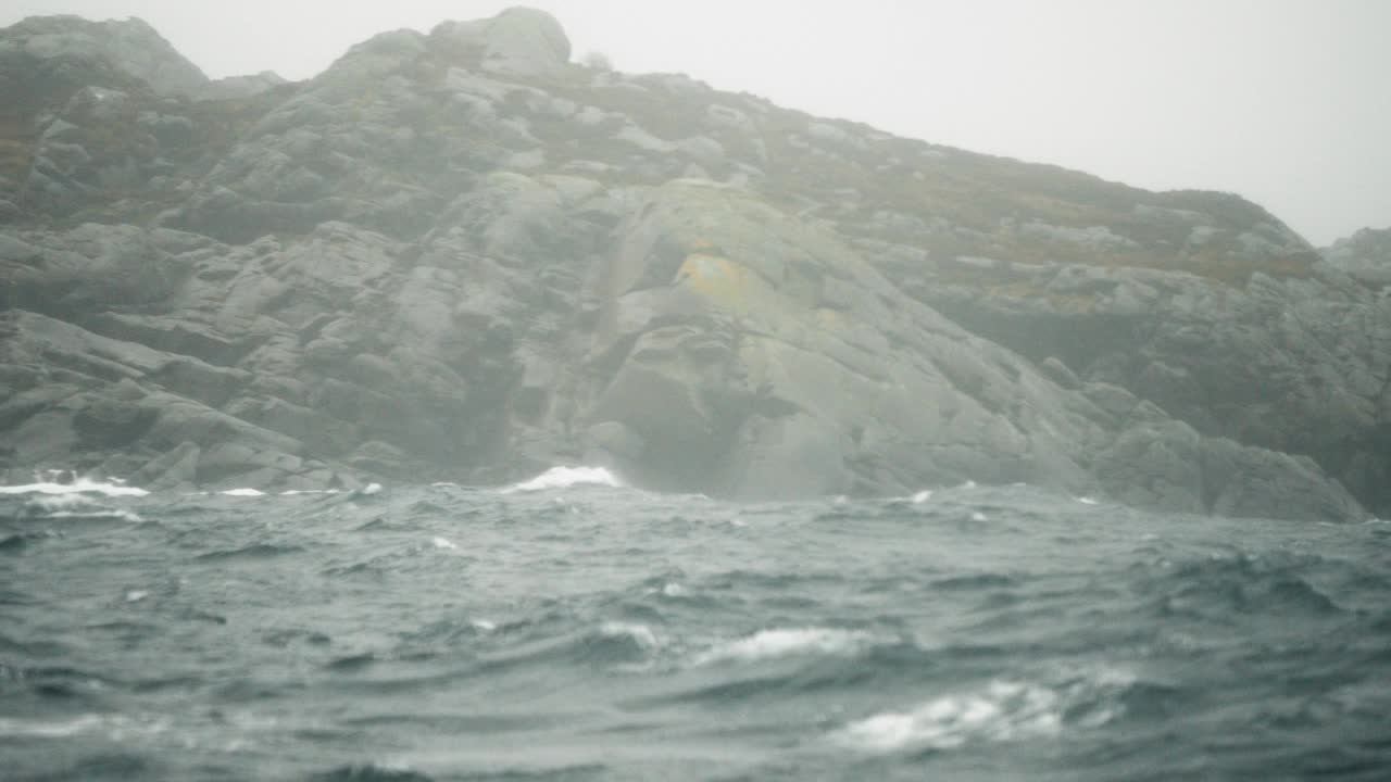 在波涛汹涌的海面上，有海浪和危险的岩石视频素材