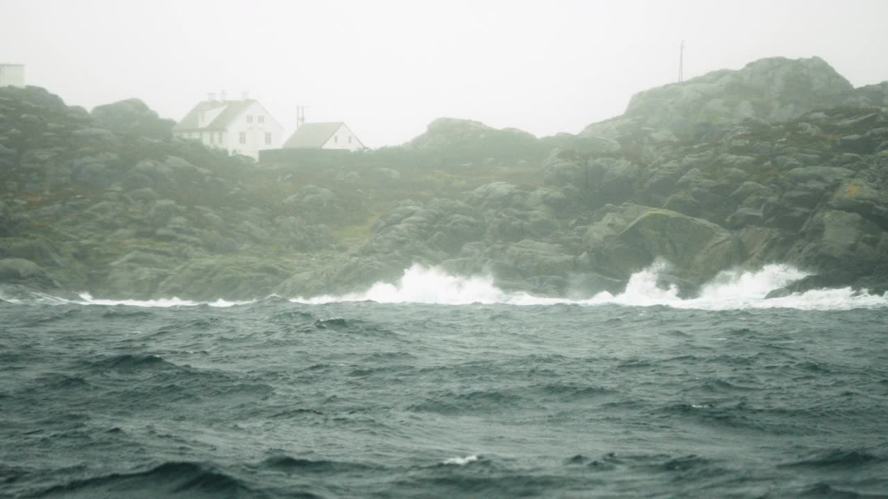 在波涛汹涌的海面上，有海浪和危险的岩石视频素材