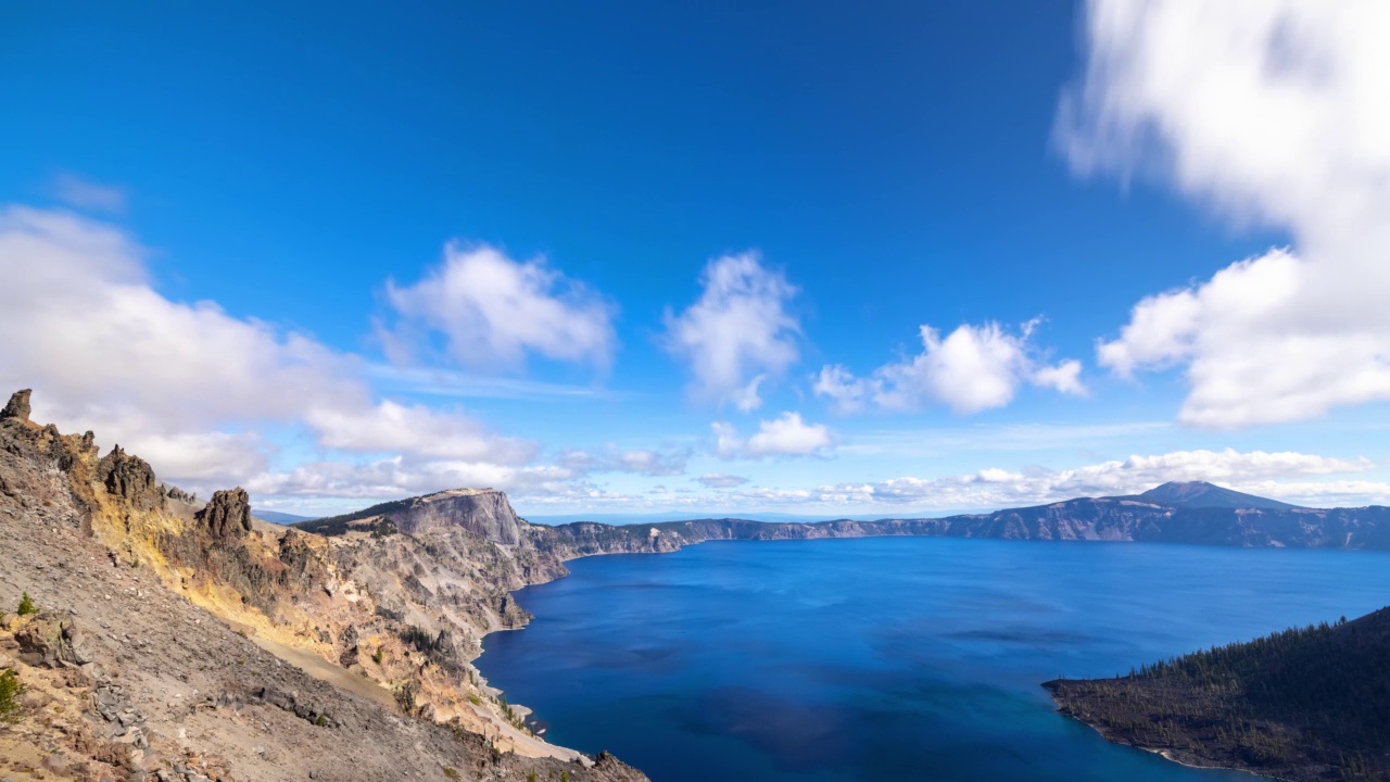 俄勒冈州火山口湖上空移动的云的时间流逝视频素材