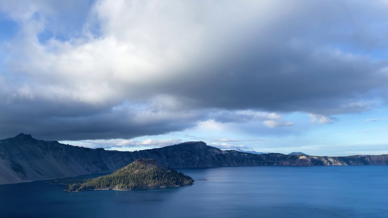 俄勒冈州火山口湖上空移动的云的时间流逝视频素材