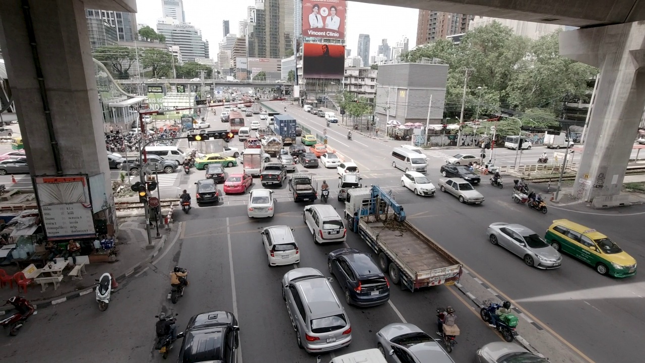 泰国曼谷Makkasan路口的交通高峰时段视频素材