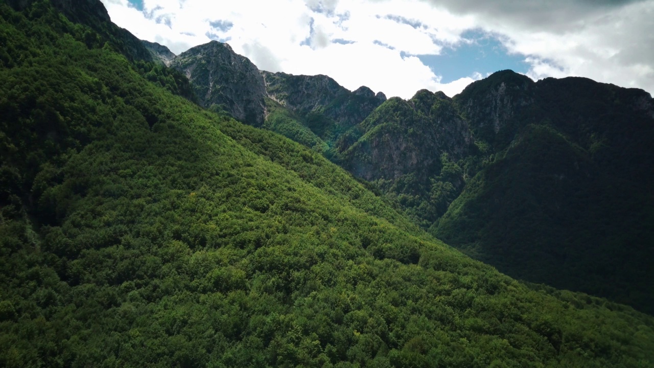 无人机的观点。阿布鲁佐的落基山脉视频素材