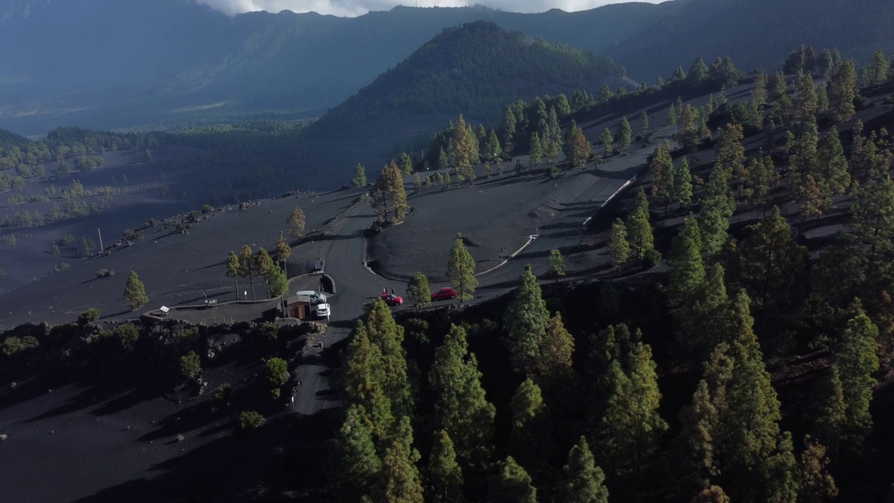 火山喷发。塔乔盖特火山灰烬覆盖的卡纳利松林鸟瞰图(Cumbre Vieja)视频素材