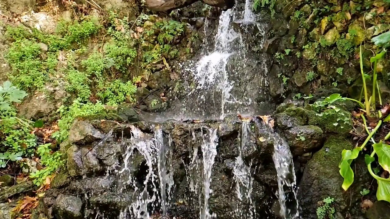 瀑布在岩石上的慢动作视频下载