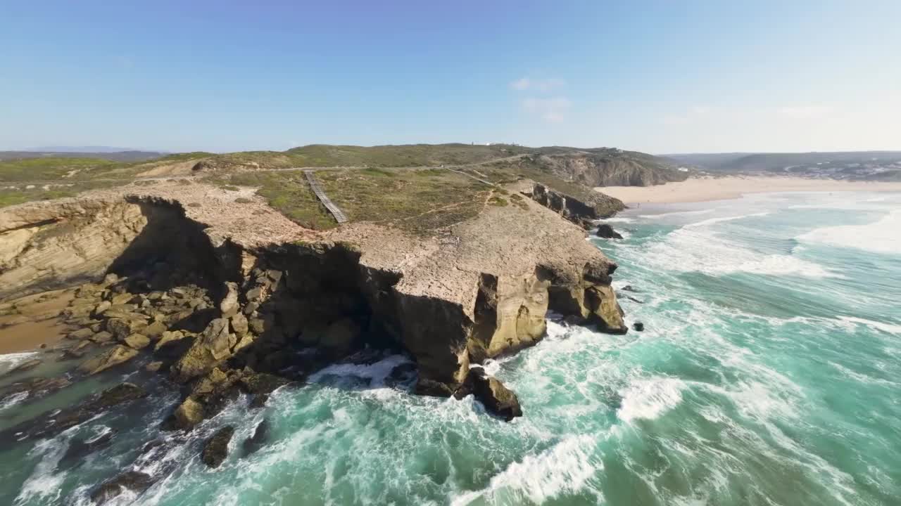 鸟瞰大海和悬崖景观视频素材