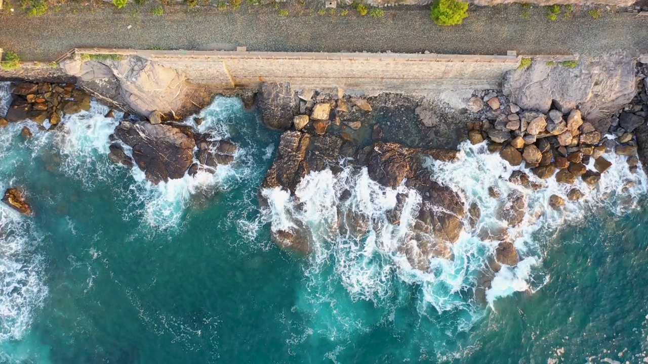 日出时海浪拍打岩石视频素材