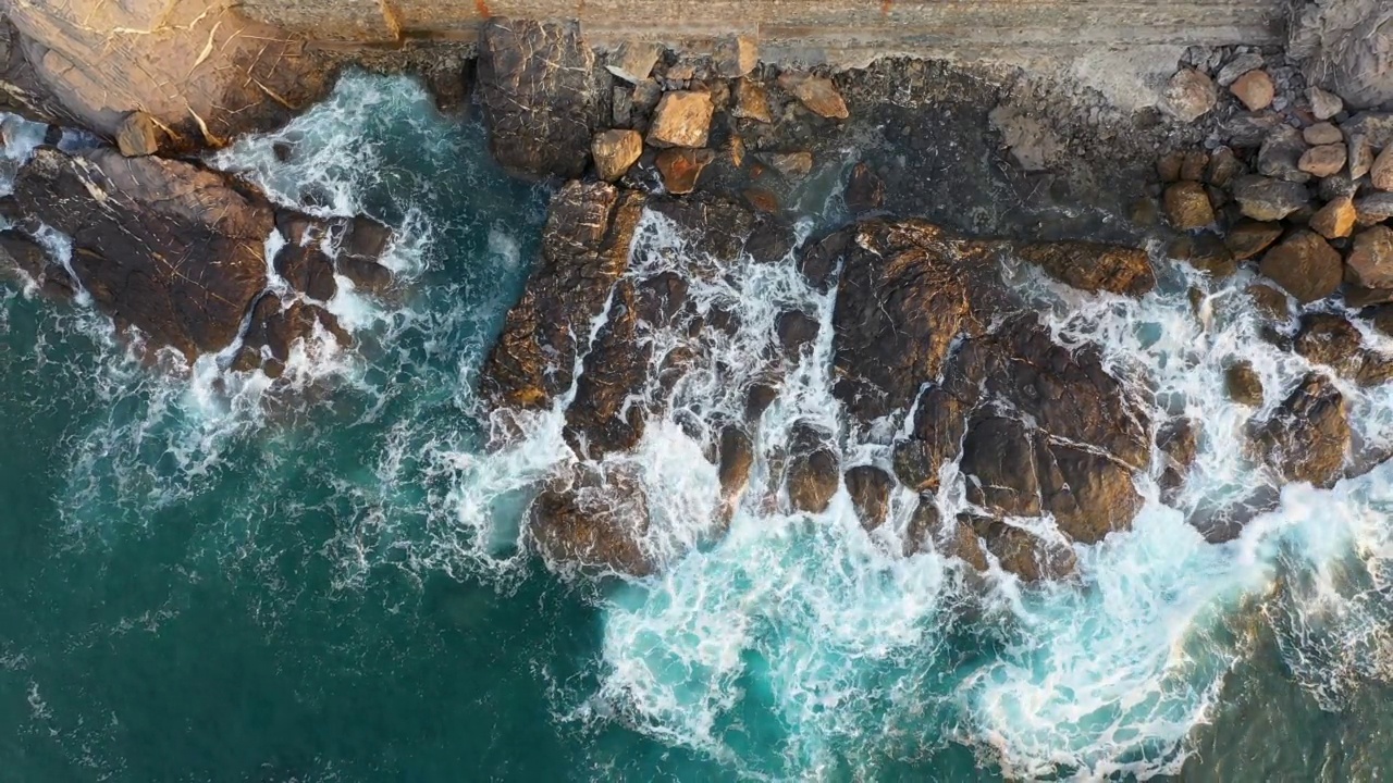 日出时海浪拍打岩石视频素材