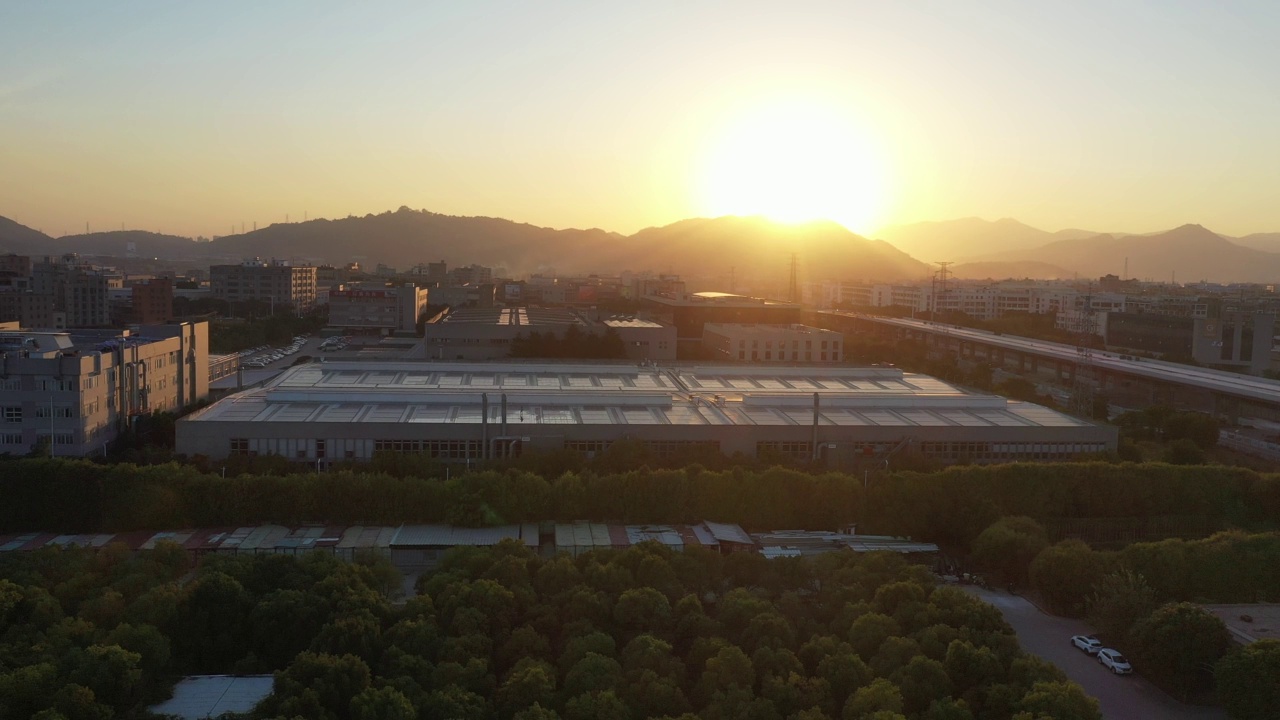 屋顶太阳能电池板的鸟瞰图视频素材