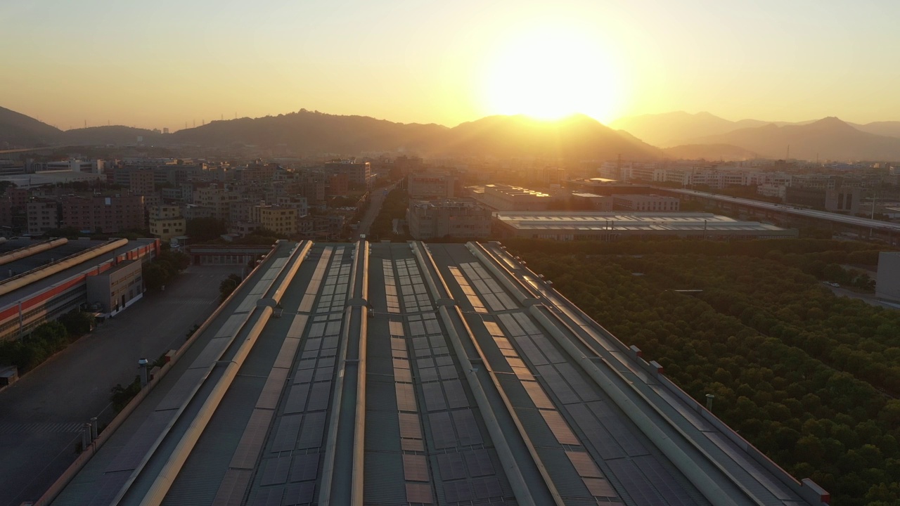 屋顶太阳能电池板的鸟瞰图视频素材