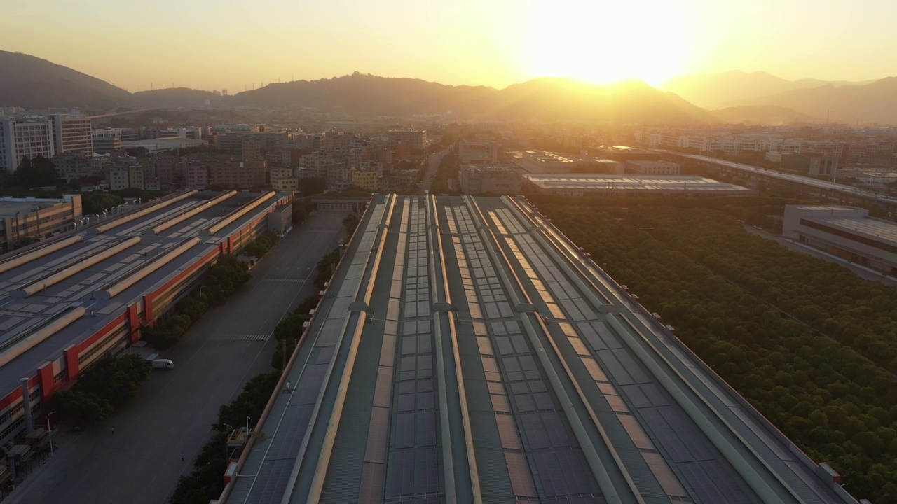 屋顶太阳能电池板的鸟瞰图视频素材