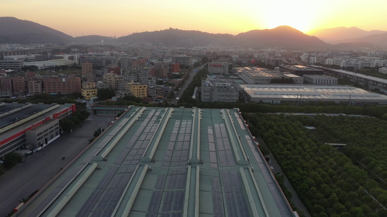 太阳能开发项目，屋顶太阳能电池板-鸟瞰图视频素材