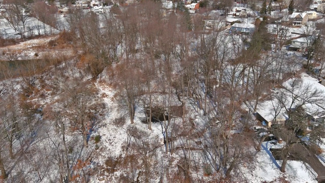 美国宾夕法尼亚州有一个小镇，在冬季暴雪后，屋顶被积雪覆盖视频素材