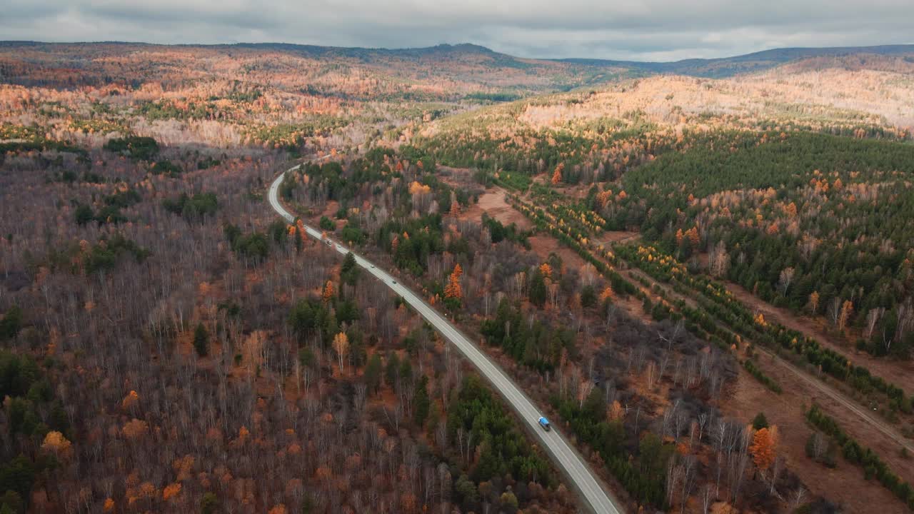 秋日山路。汽车在路上行驶。视频素材