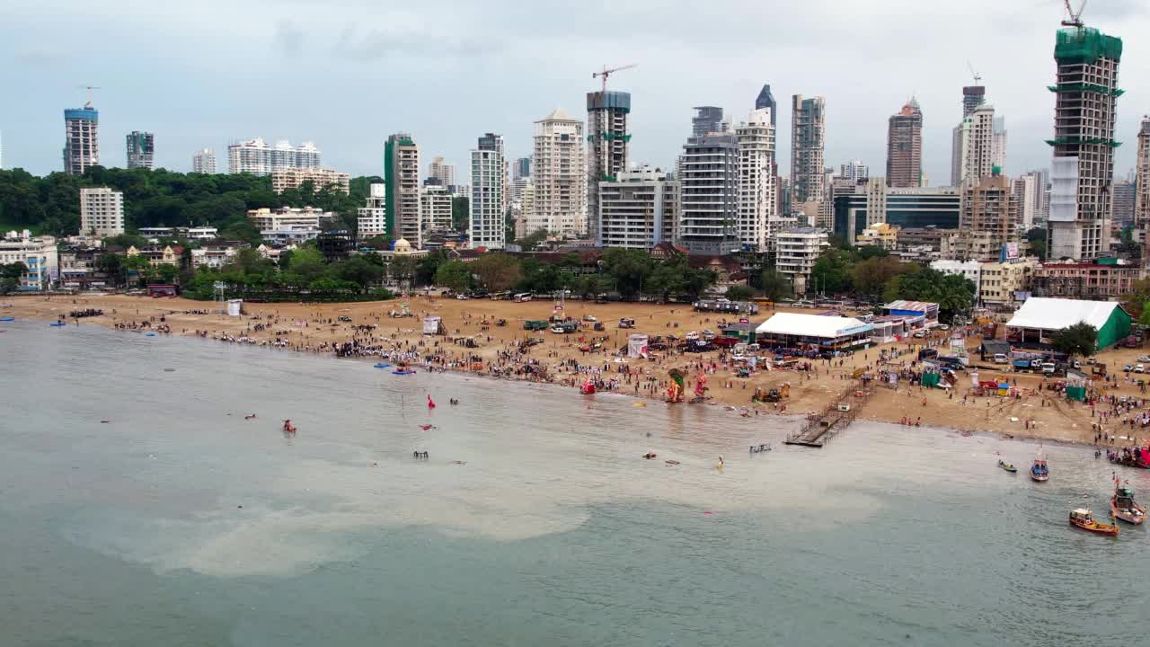 在甘尼萨神浸泡期间，海滩上有巨大的人群视频素材