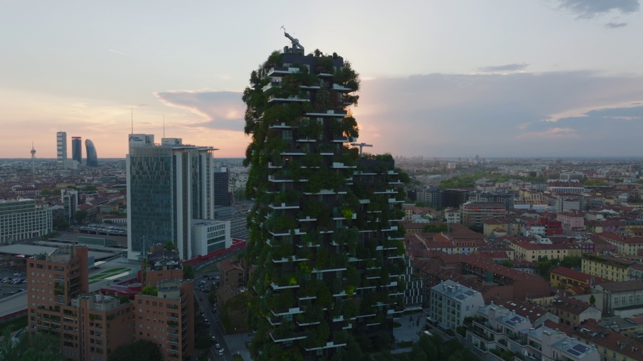 幻灯片和pan镜头的现代住宅建筑与绿色植物生长在立面。视图与日落。米兰,意大利视频素材