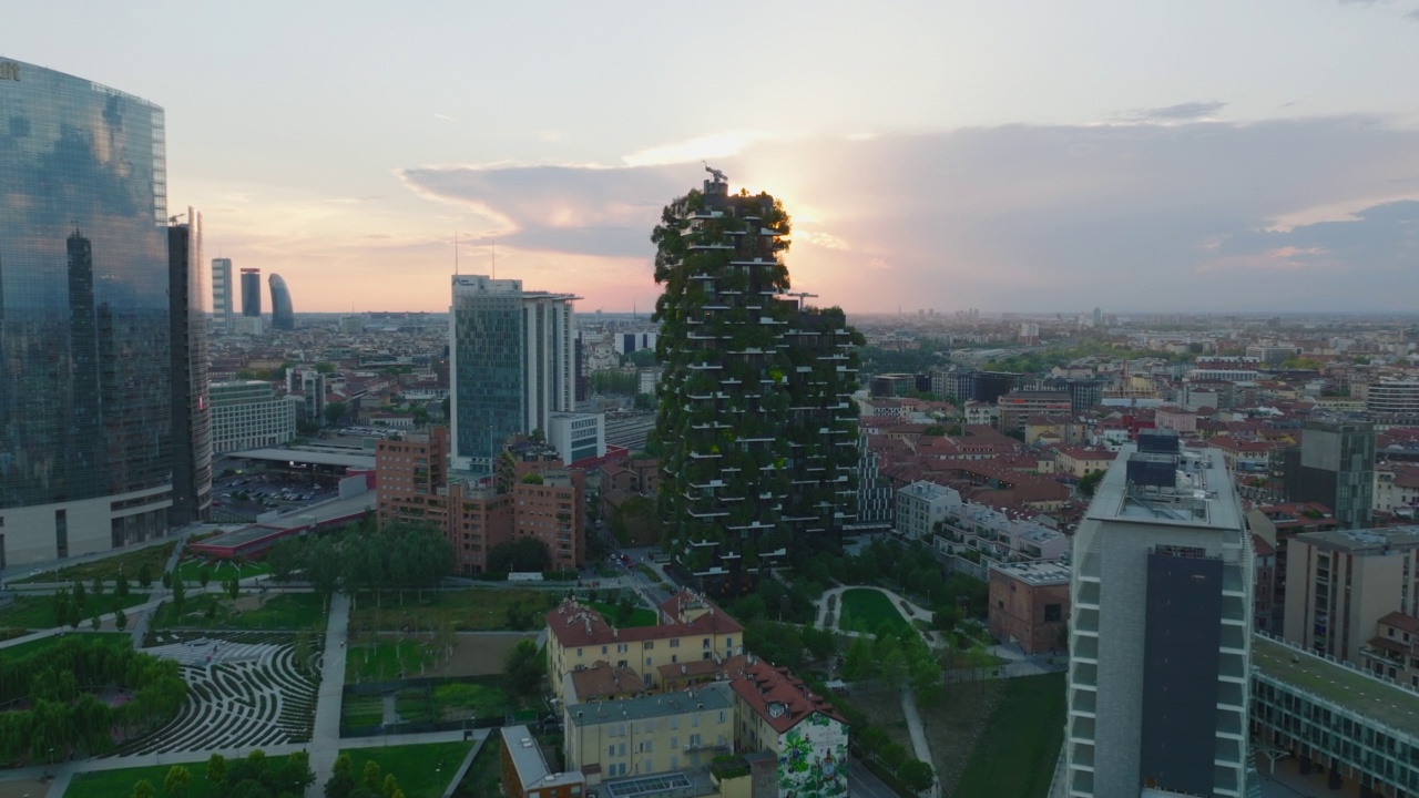 黄昏时分，阿尔伯里图书馆公园(Parco Biblioteca degli Alberi)和周围建筑的高架视图。多层建筑的绿色植被立面。米兰,意大利视频素材