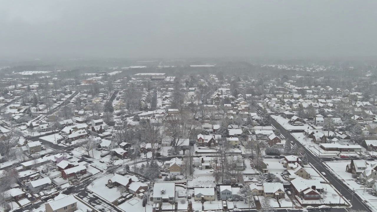 这是被白雪皑皑的冬季景色和低收入地区的住宅小区包围的美国新泽西州的塞尔维尔小镇。视频素材