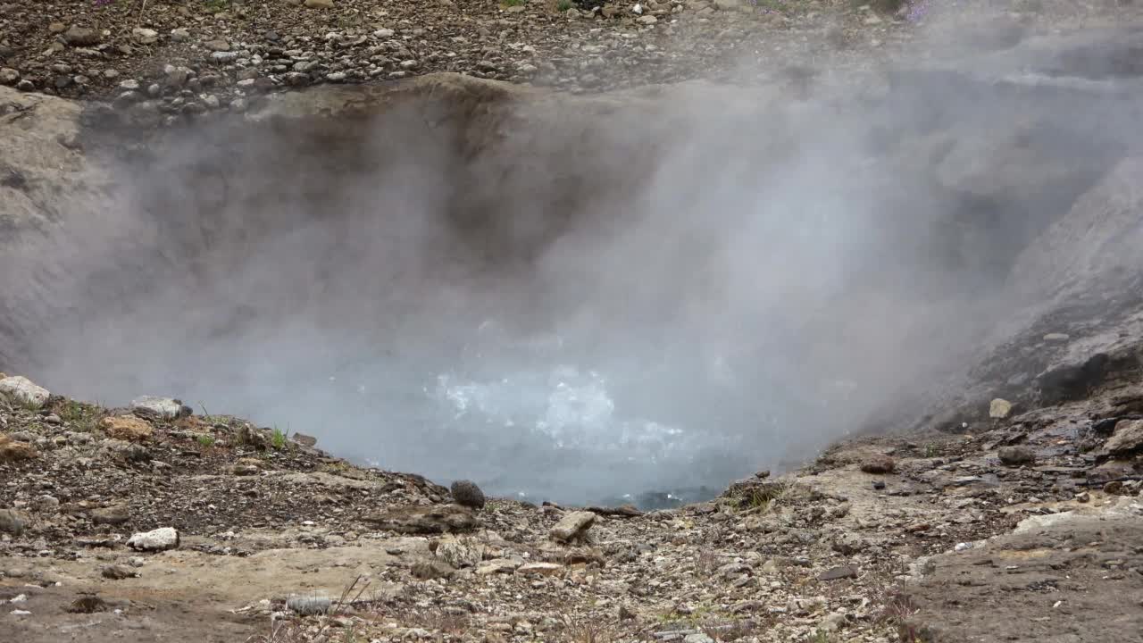 冰岛硫磺火山上冒着热气的温泉。视频素材