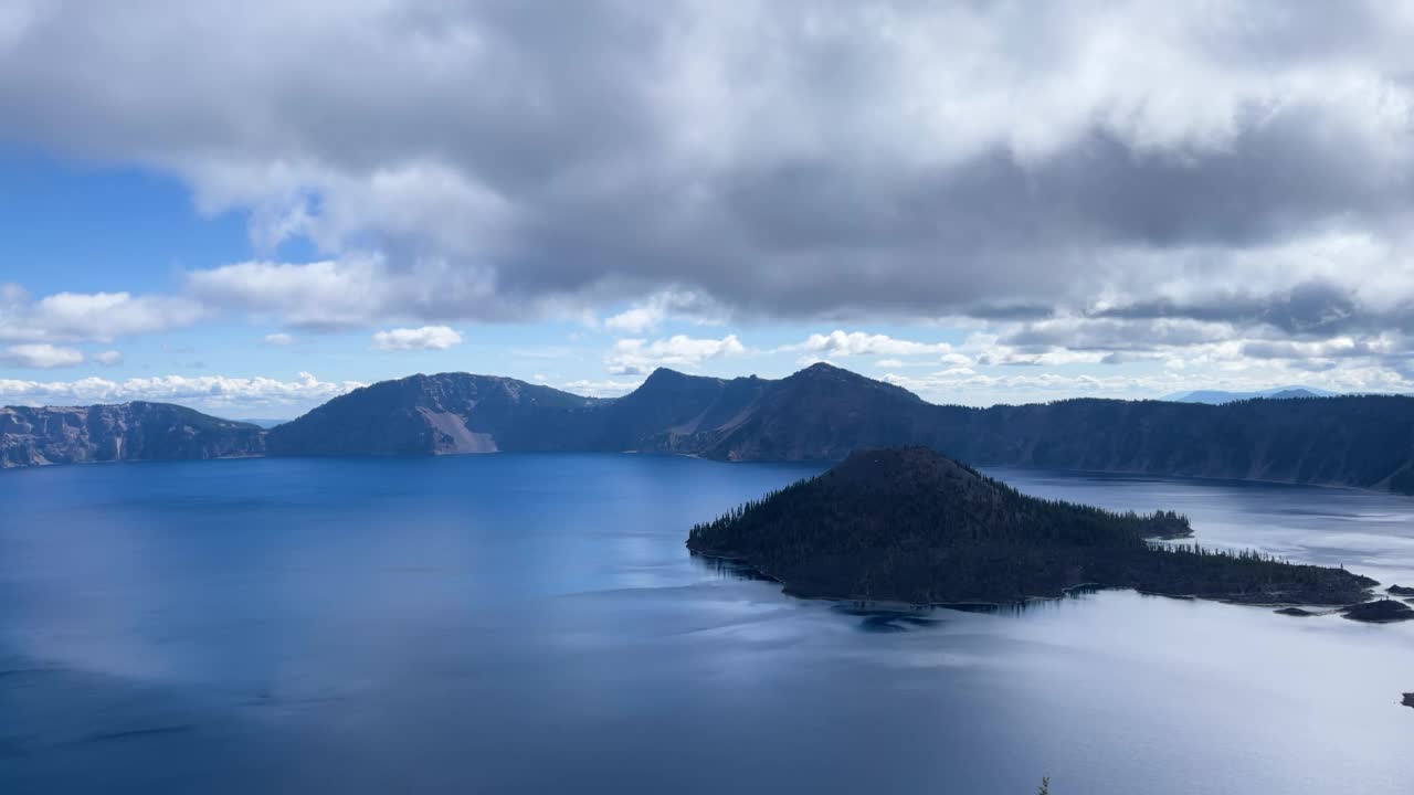 俄勒冈州火山口湖上空移动的云的时间流逝视频素材