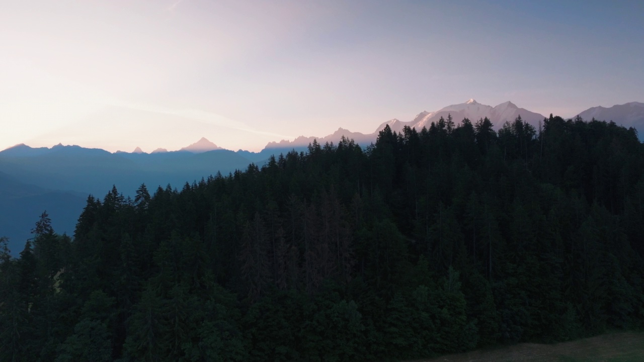 阿尔卑斯山山脉的鸟瞰图，日出时勃朗峰的顶峰视频素材