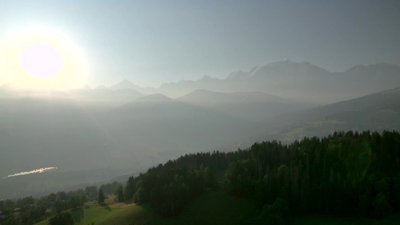 阿尔卑斯山山脉的鸟瞰图，日出时勃朗峰的顶峰视频素材