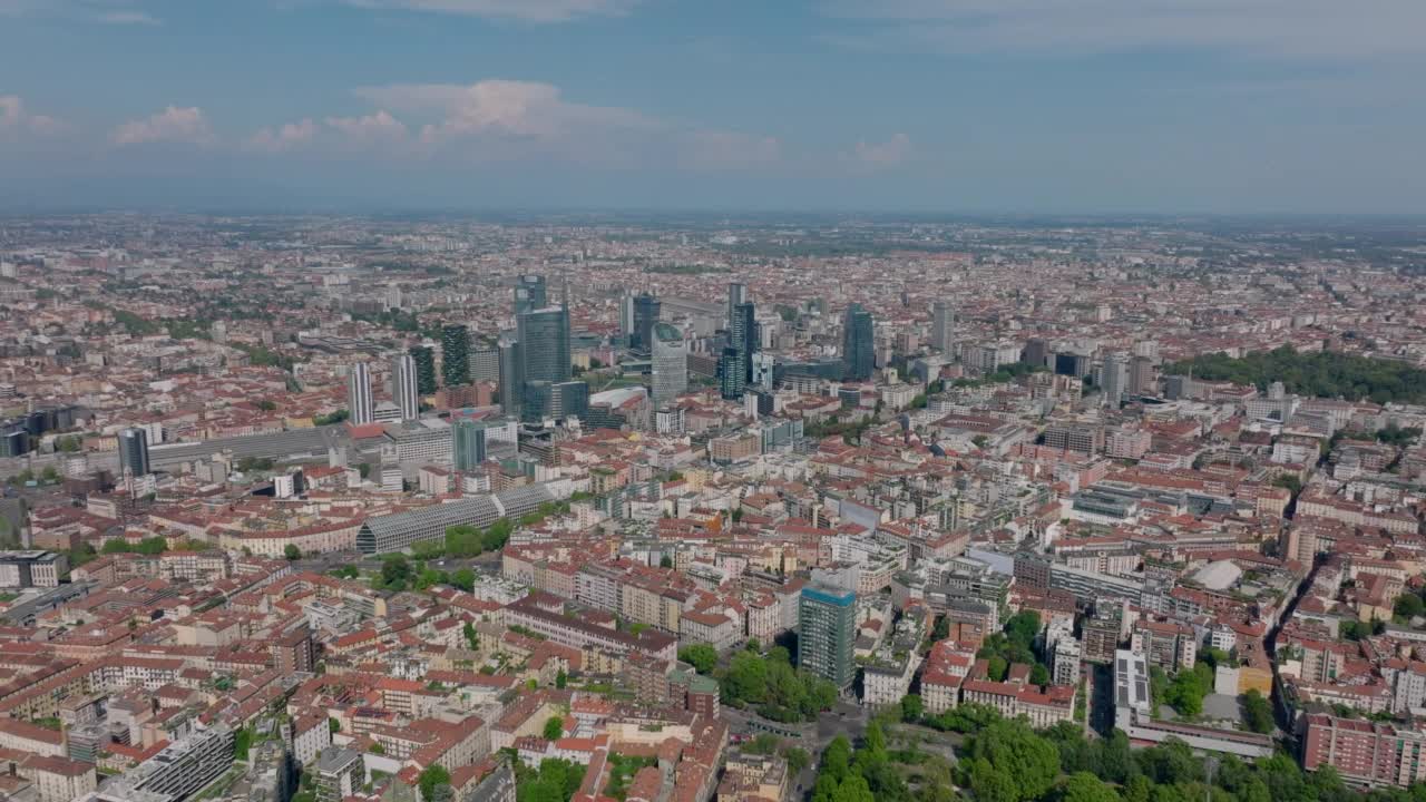 飞在大都市。大型城市的空中全景镜头，各种各样的建筑。米兰,意大利视频素材