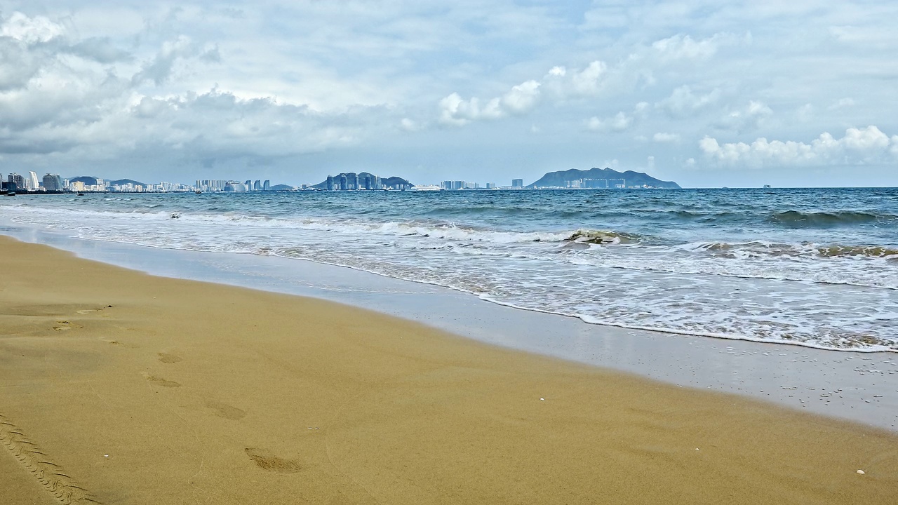 海南的海浪和城市天际线视频素材