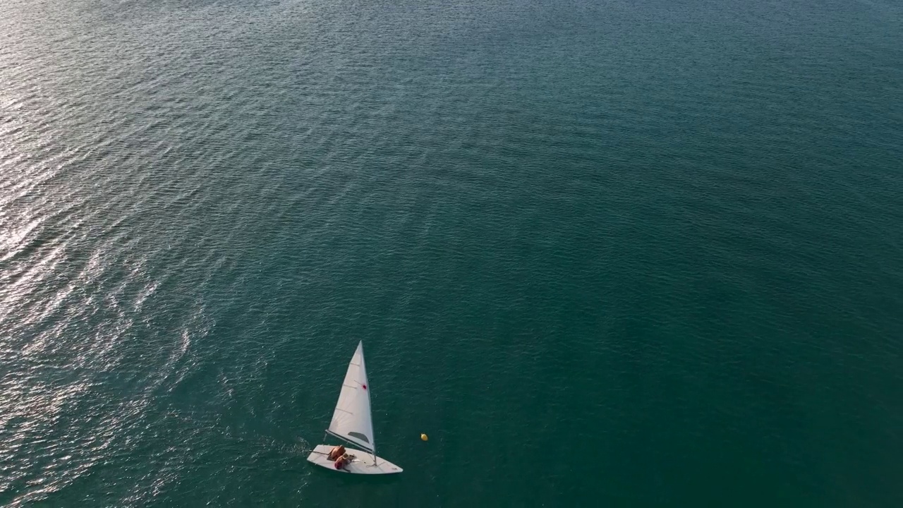 风在海上航行视频素材