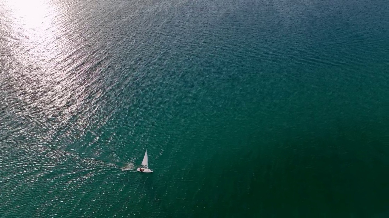 风在海上航行视频素材