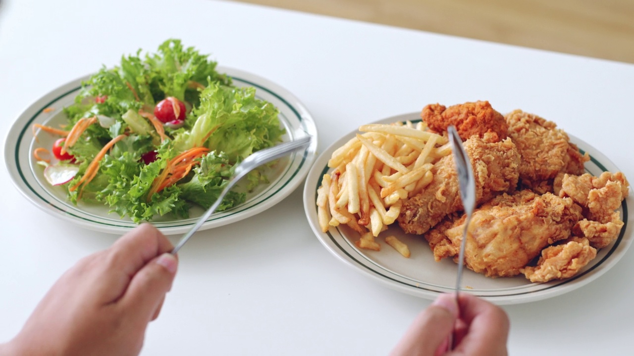 近手的胖子在健康食品和垃圾食品之间犹豫不决视频素材