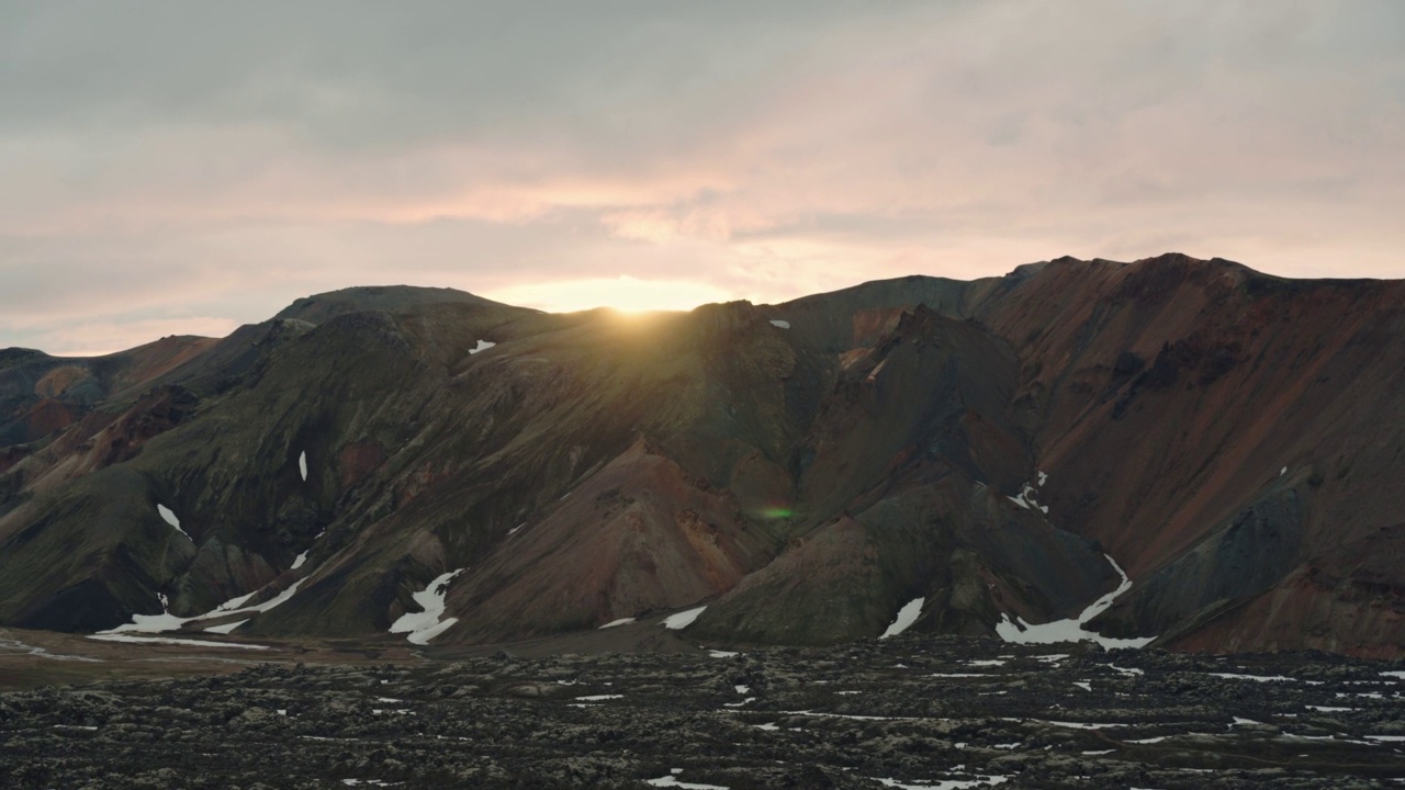 夏天，冰岛高地的Blahnjukur小径上火山山脉的日落风景视频素材