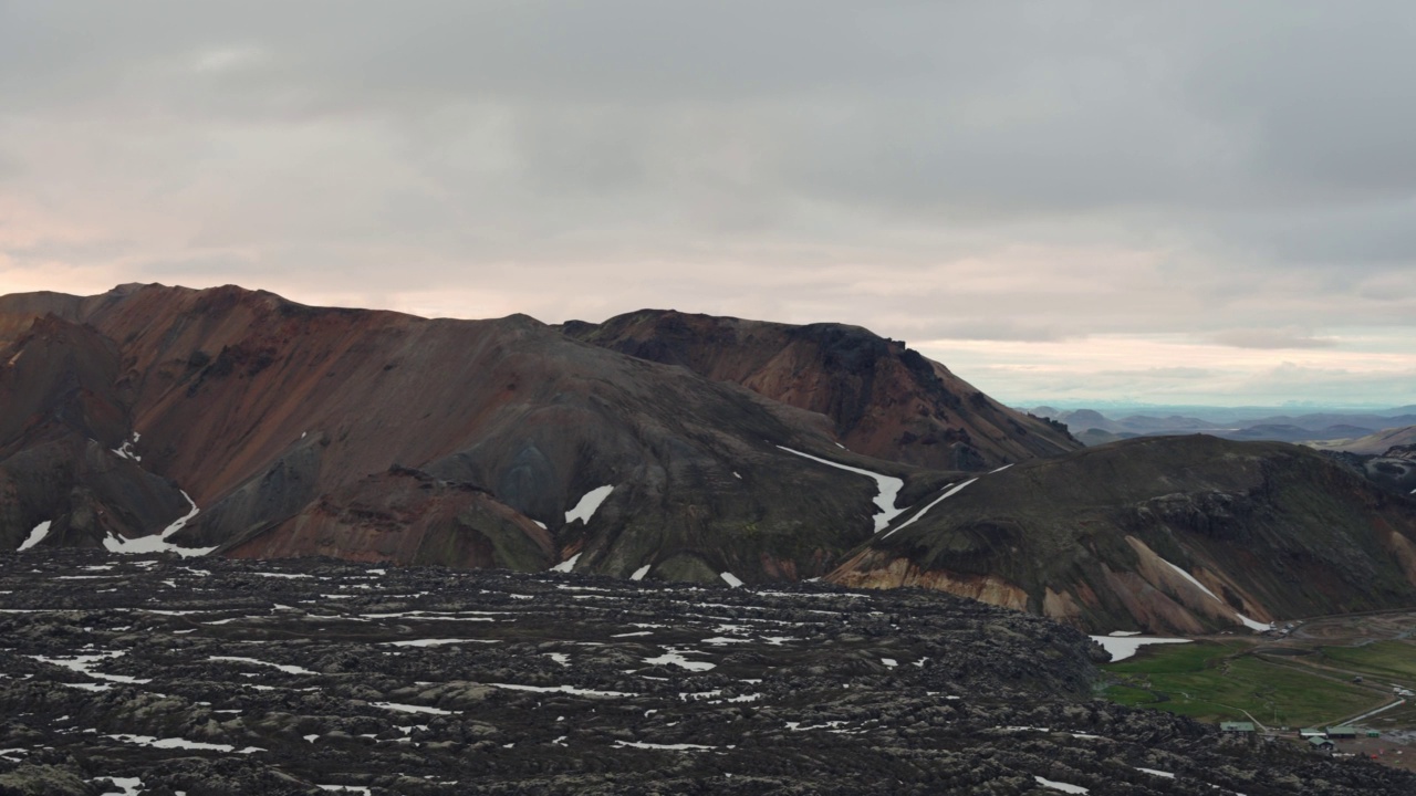 夏天，冰岛高地的Blahnjukur小径上火山山脉的日落风景视频素材