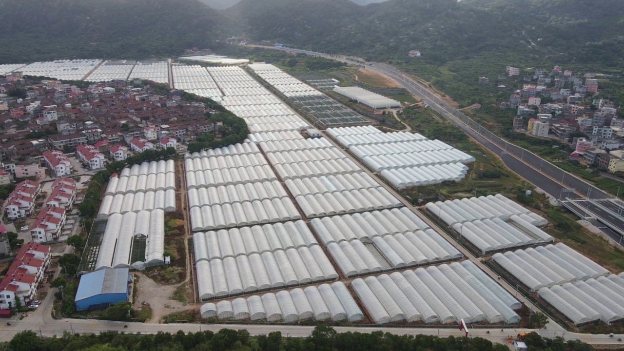 传统与现代和谐统一的农村住房与农业视频素材